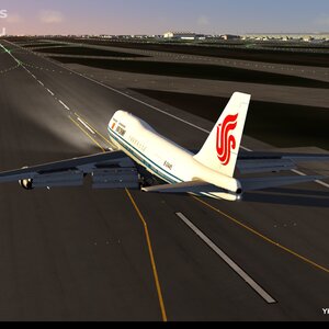 B-2445黄金光于PVG滑跑